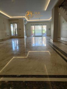 Mountain View Hyde Park - Image 2